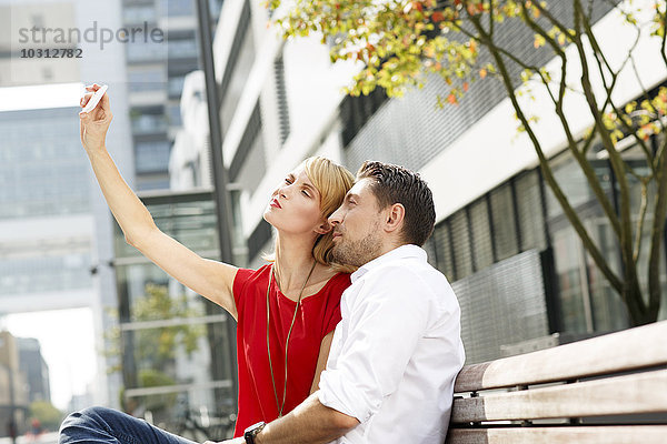 Paar  das einen Selfie mit Smartphone nimmt