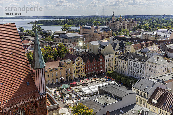 Deutschland  Mecklenburg-Vorpommern  Schwerin  Stadtbild  Blick vom Dom zum Marktplatz