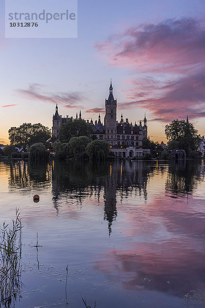 Deutschland  Mecklenburg-Vorpommern  Schwerin  Schloss Schwerin mit See in der Abenddämmerung