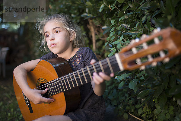 Spanien  Mädchen spielt spanische Gitarre im Freien