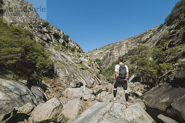 Spanien  Galizien  A Capela  Ultra Trail Runner am Canyon des Eume Flusses