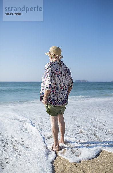 Spanien  Ferrol  Rückansicht einer älteren Frau am Strand