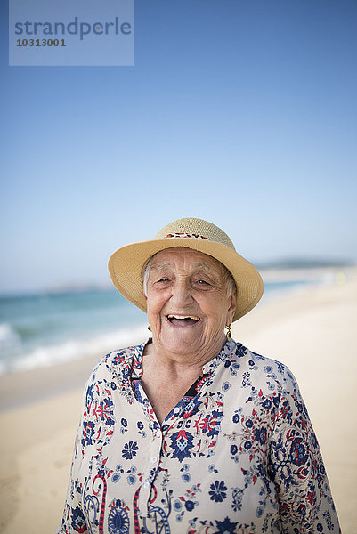 Spanien  Ferrol  Porträt der lachenden Seniorin am Strand
