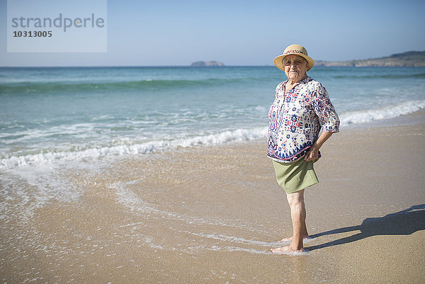 Spanien  Ferrol  Porträt einer älteren Frau am Strand