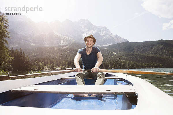 Deutschland  Bayern  Eibsee  Mann im Ruderboot auf dem See