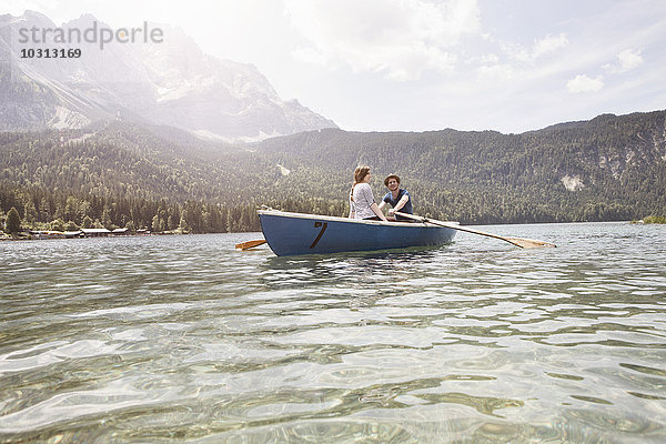 Deutschland  Bayern  Eibsee  Paar im Ruderboot auf dem See