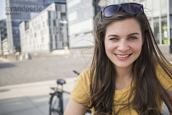 Deutschland  Köln  Porträt einer lächelnden jungen Frau