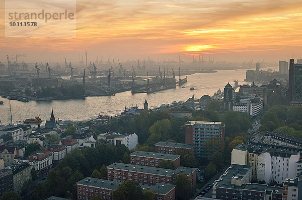 Deutschland  Hamburg  Hamburger Hafen bei Sonnenuntergang