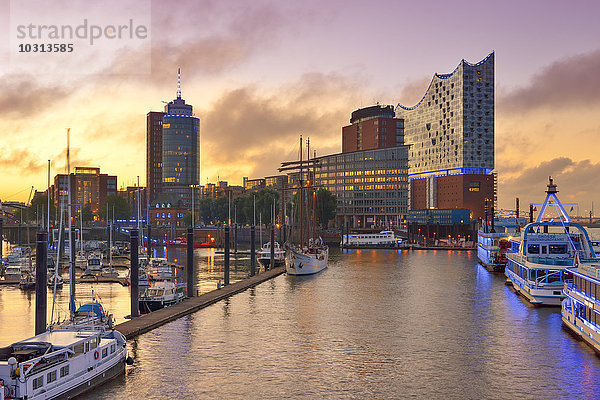 Deutschland  Hamburg  Blick zum Hafen mit Hanseatic Trade Center und Elbphilharmonie im Hintergrund