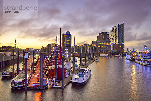 Deutschland  Hamburg  Blick zum Hafen mit Hanseatic Trade Center und Elbphilharmonie im Hintergrund