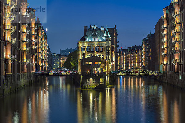 Deutschland  Hamburg  Wandrahmsfleet in der historischen Speicherstadt am Abend