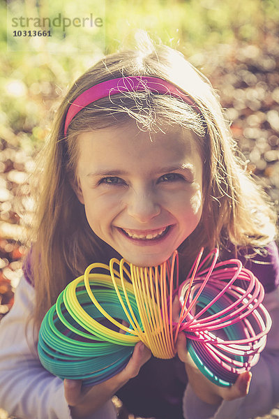 Porträt des lächelnden Mädchens mit Spirale in prismatischen Farben