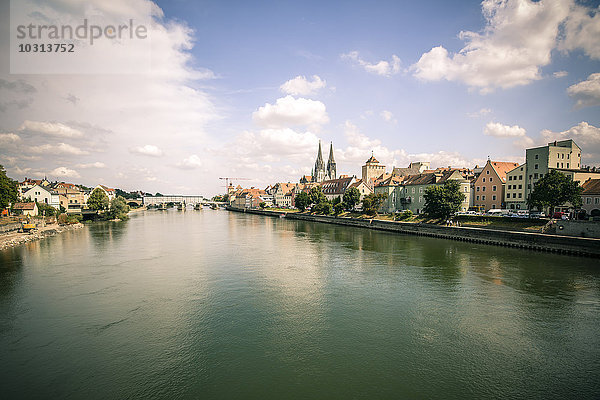 Deutschland  Regensburg  Blick auf die Stadt mit der Donau