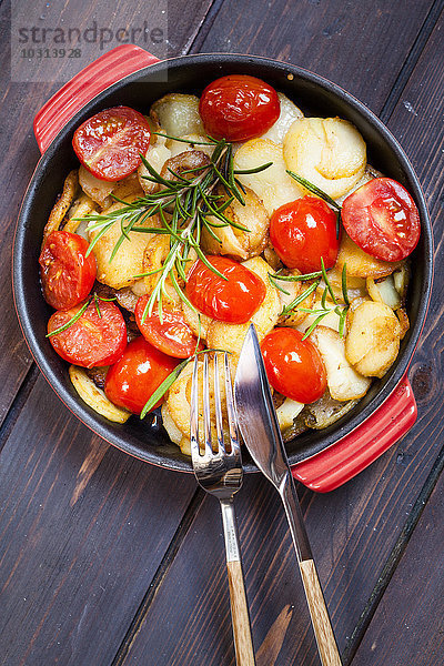 Bratkartoffeln mit Tomaten und Rosmarin