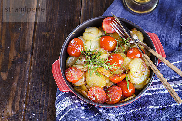 Bratkartoffeln mit Tomaten und Rosmarin