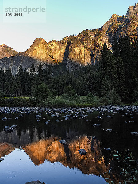 USA  Kalifornien  Yosemite Valley  Sonnenuntergang in den Bergen reflektiert im Wasser