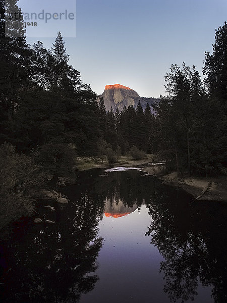 USA  Kalifornien  Yosemite Nationalpark  Sonnenuntergang bei Half Dome  Spiegelung im Wasser