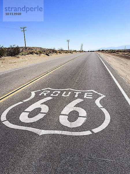 USA  Kalifornien  Route 66 mit Schild auf der Straße  Wüste