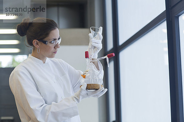 Junge Wissenschaftlerin im Chemielabor