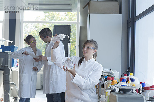 Drei Chemiker  die in einem chemischen Labor arbeiten