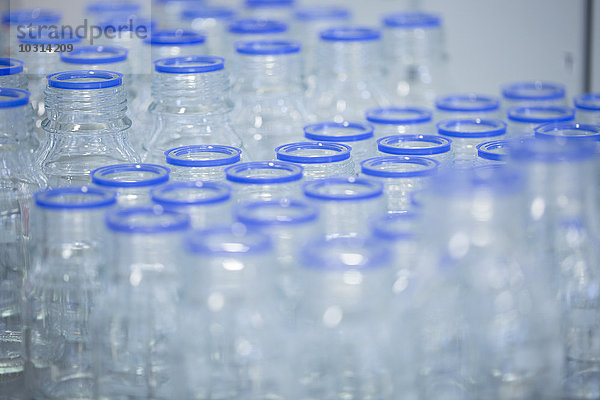 Leere Glasflaschen im Labor