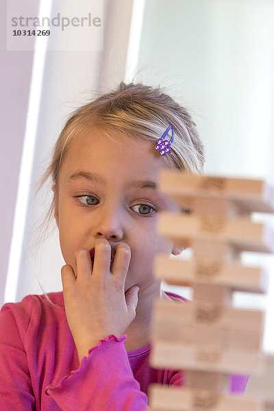 Mädchen spielt Jenga  Kiel  Schleswig-Holstein  Deutschland  Europa