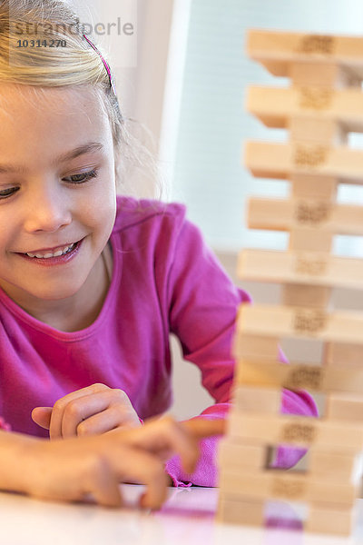 Mädchen spielt Jenga  Kiel  Schleswig-Holstein  Deutschland  Europa