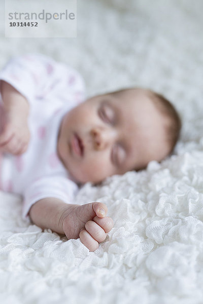 Hand des schlafenden neugeborenen Mädchens