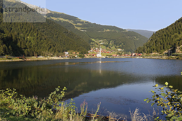 Türkei  Schwarzmeerregion  Dorf und See Uzungoel