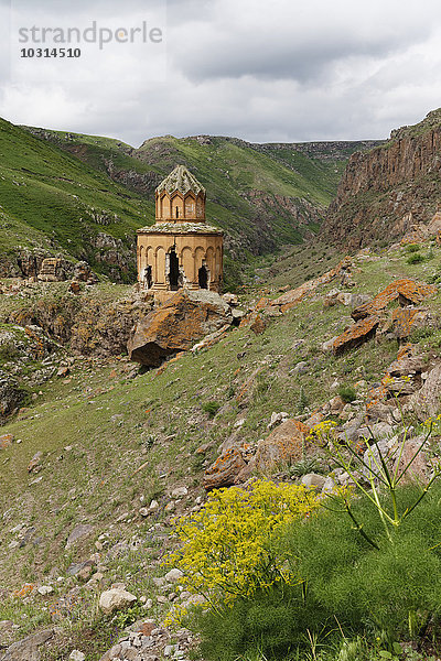 Türkei  Provinz Kars  Digor  Blick auf verfallenes armenisches Kloster