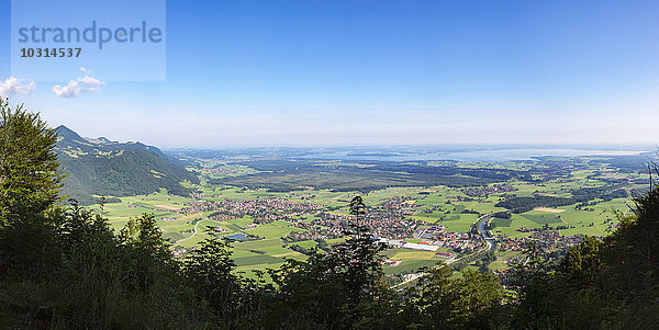 Deutschland  Chiemgau  Blick auf Grassau und Chiemsee