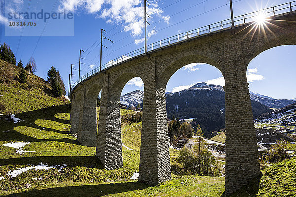 Schweiz  Graubünden  Glarner Alpen  Surselva-Tal  Eisenbahnbrücke bei Sedrun