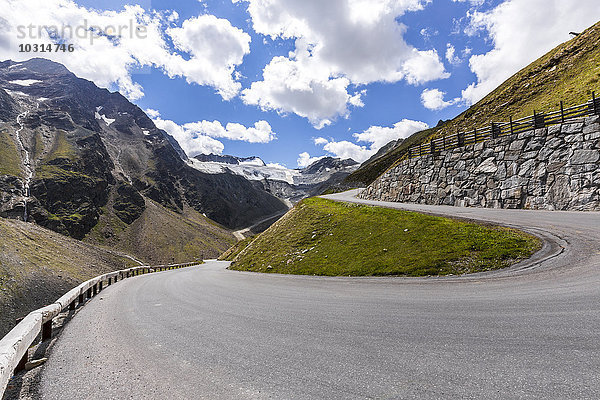 Österreich  Sölden  Blick auf Rettenbachgletscher und leere Ötztaler Gletscherstraße