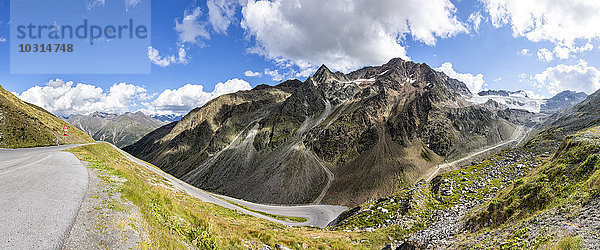 Österreich  Sölden  Blick auf Rettenbachgletscher und leere Ötztaler Gletscherstraße