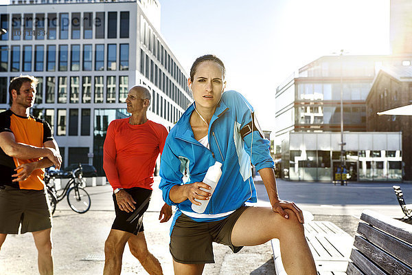 Drei sportliche Menschen im Freien