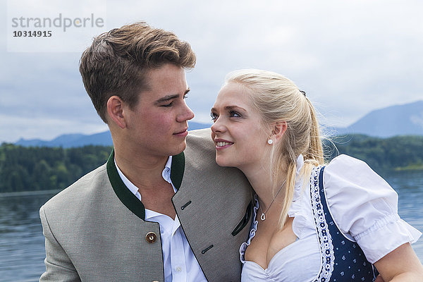 Deutschland  Bayern  Portrait eines jungen Paares in traditioneller Kleidung