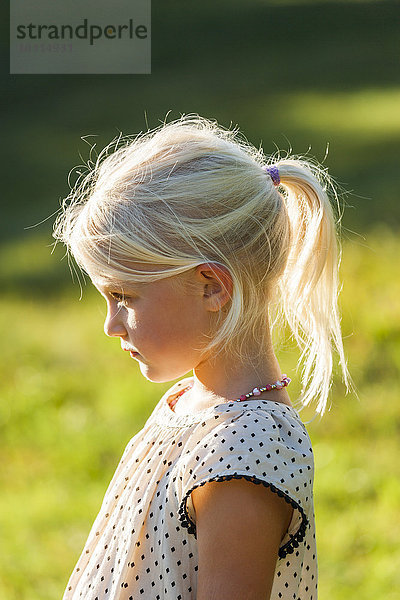 Profil des blonden kleinen Mädchens