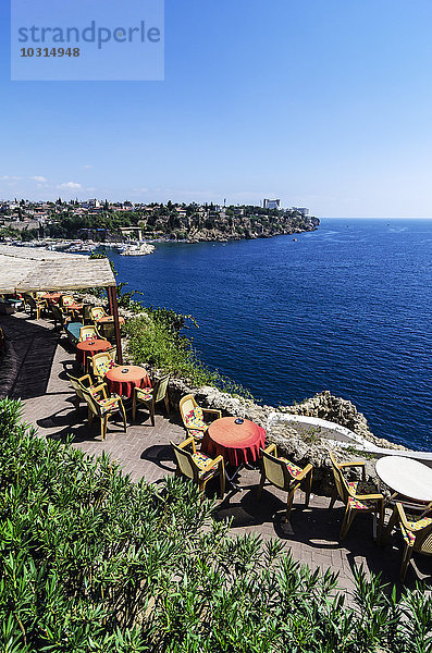 Türkei  Mittlerer Osten  Antalya  Kaleici  Blick auf Hotelterrasse und Hafen
