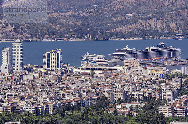 Türkei  Izmir  Ägäis  Kreuzfahrtschiffe im Hafen