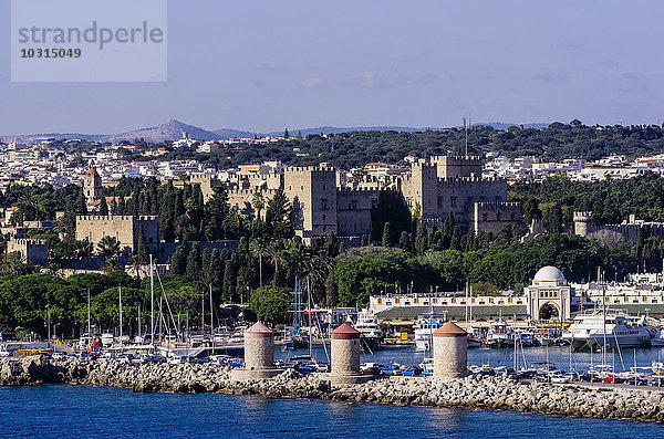 Griechenland  Ägäische Inseln  Rhodos  Blick auf Hafeneinfahrt und Palast des Großmeisters