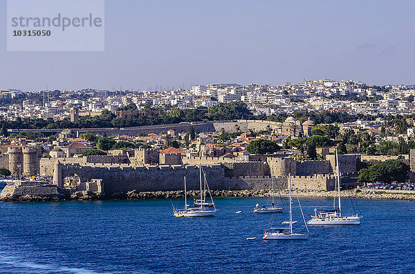 Griechenland  Ägäische Inseln  Rhodos  Blick zur Hafeneinfahrt