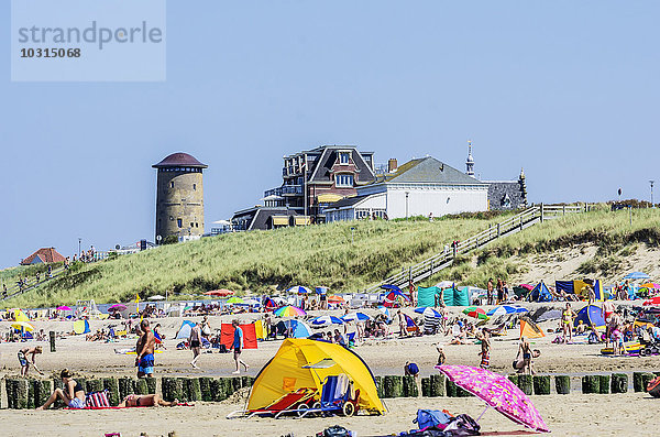 Niederlande  Domburg  Strand mit Urlaubern