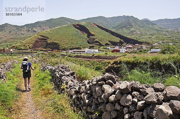 Spanien  Kanarische Inseln  Teneriffa  El Palmar  Wanderin im Teno-Gebirge