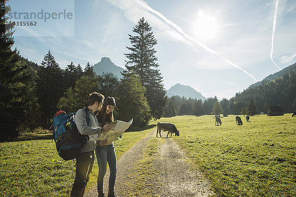 Österreich  Tirol  Tannheimer Tal  zwei junge Wanderer mit Wanderkarte