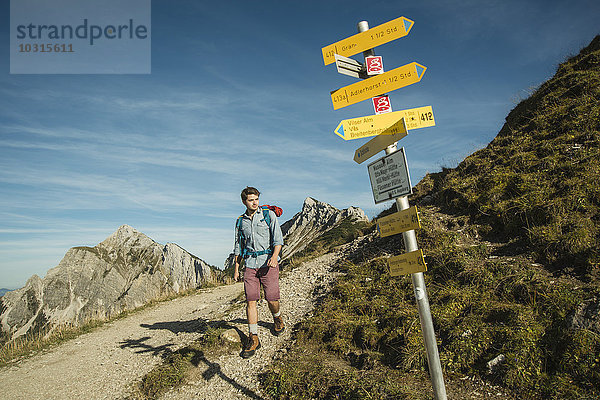 Österreich  Tirol  Tannheimer Tal  junger Mann auf Bergwanderweg