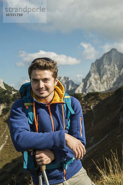 Österreich  Tirol  Tannheimer Tal  junger Mann beim Wandern