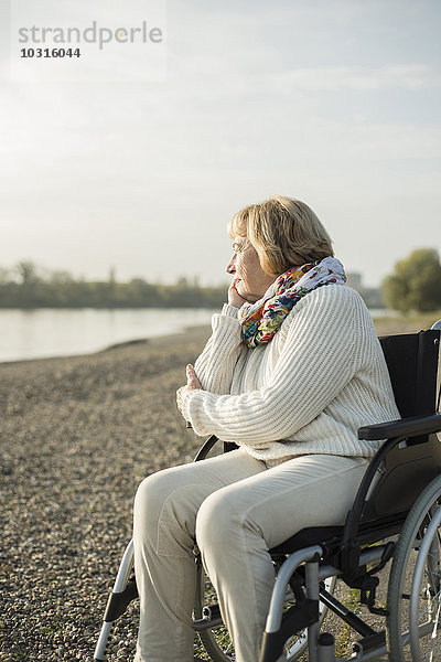 Seniorin im Rollstuhl sitzend