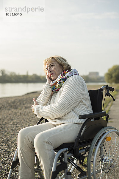 Seniorin im Rollstuhl sitzend