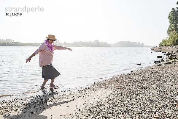 Deutschland  Ludwigshafen  Seniorin beim Verlassen des Rheins