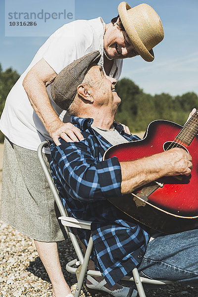Glückliches Seniorenpaar mit Gitarre